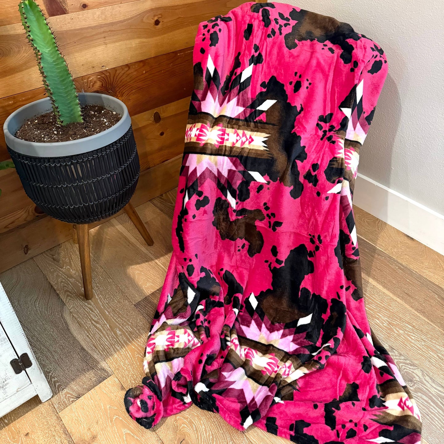 Envy Stylz Boutique Blanket Pink Aztec Cow Lightweight Throw 60"x80"